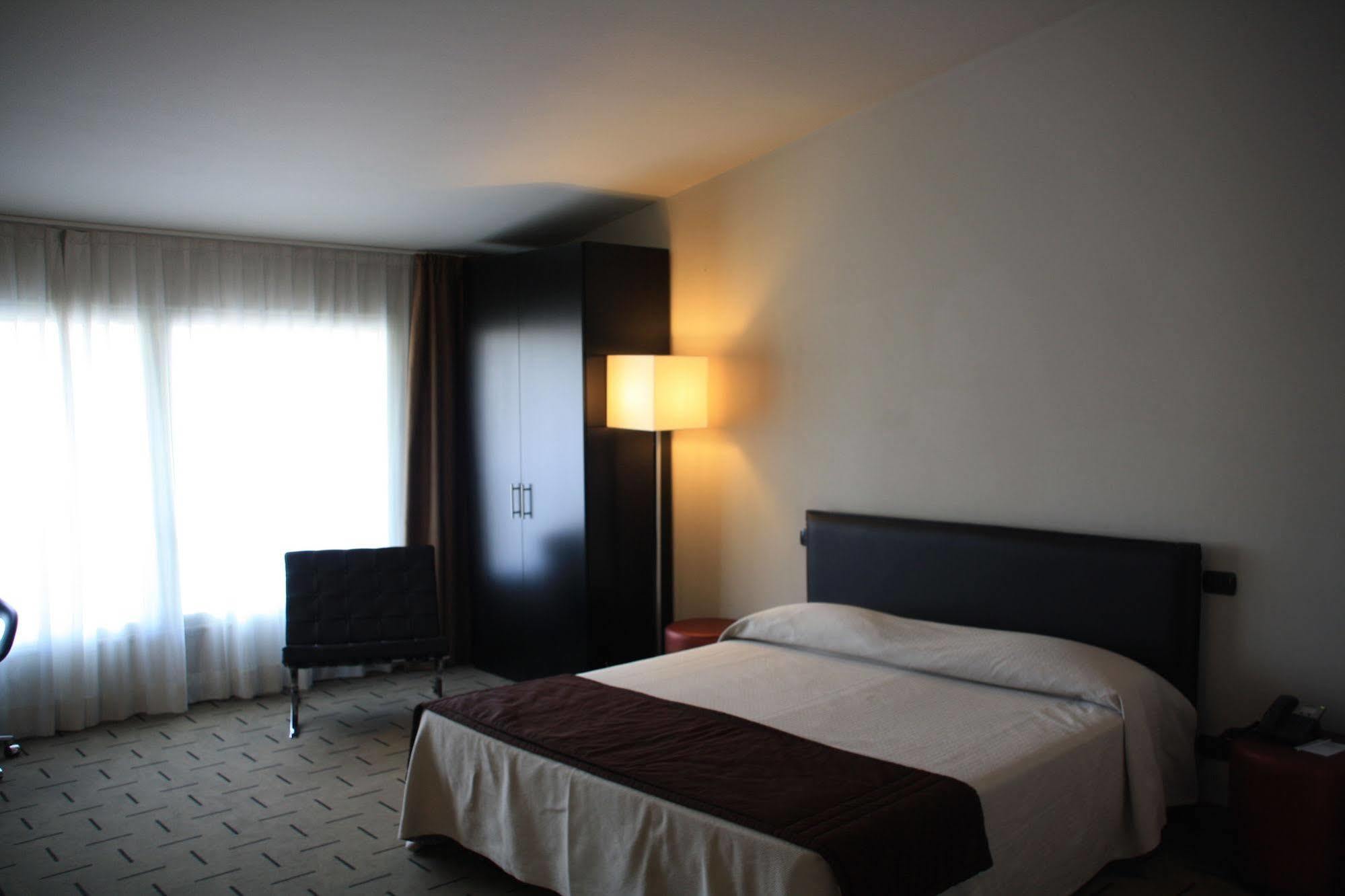קרמונה Hotel Continental מראה חיצוני תמונה